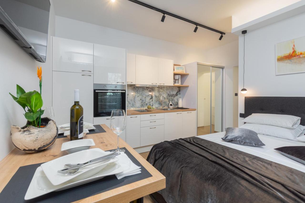 Studio Apartman Lilly With Private Parking In The Yard Of The House พูลา ภายนอก รูปภาพ