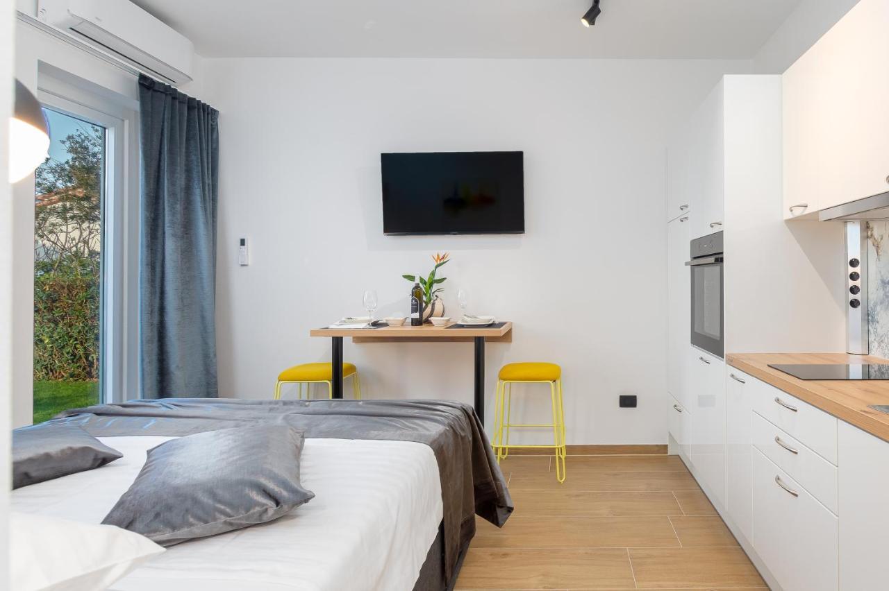 Studio Apartman Lilly With Private Parking In The Yard Of The House พูลา ภายนอก รูปภาพ