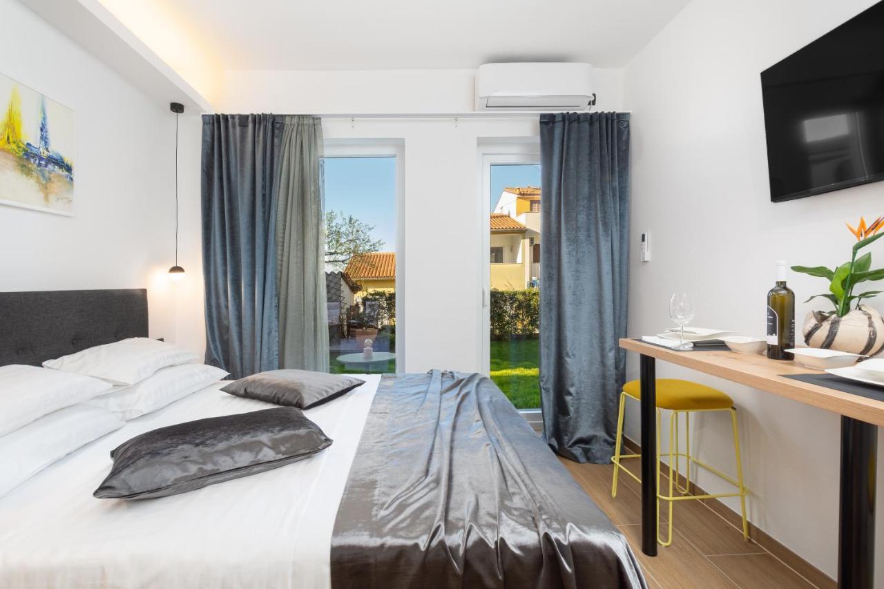 Studio Apartman Lilly With Private Parking In The Yard Of The House พูลา ภายนอก รูปภาพ